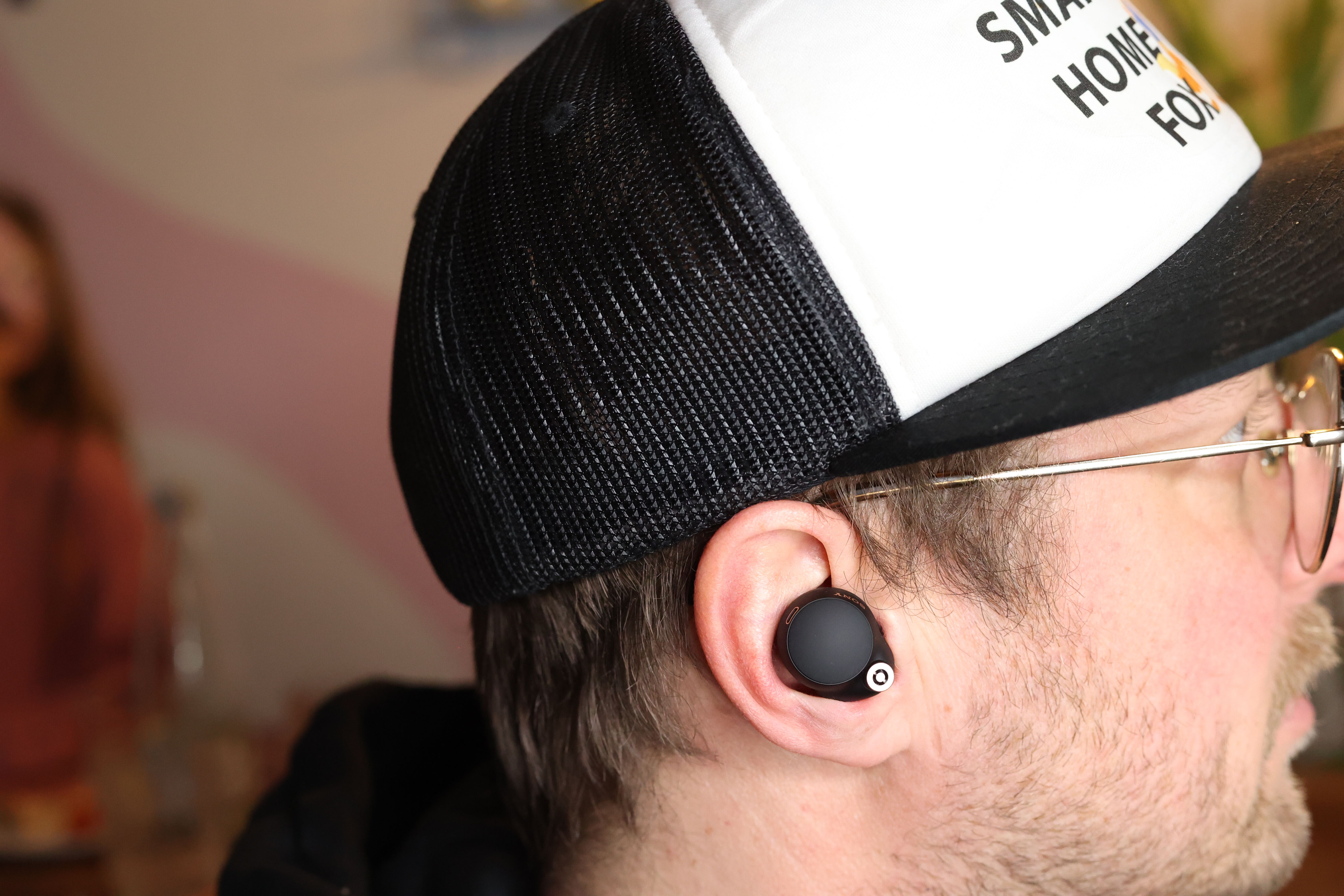 In ear noise cancelling kopfhörer im Ohr des Testers